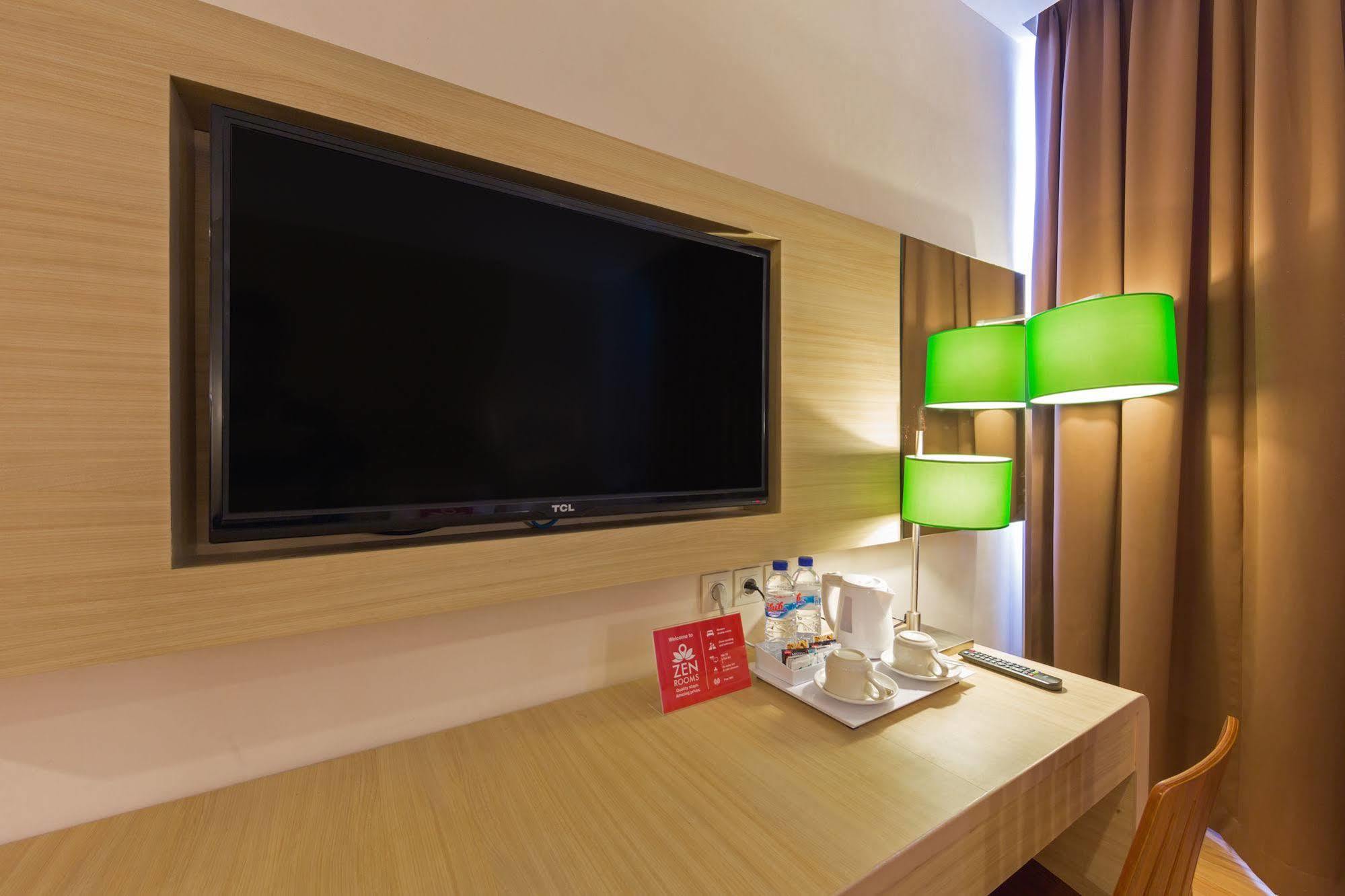 Zen Rooms Kuta Tuban Suites Exterior photo