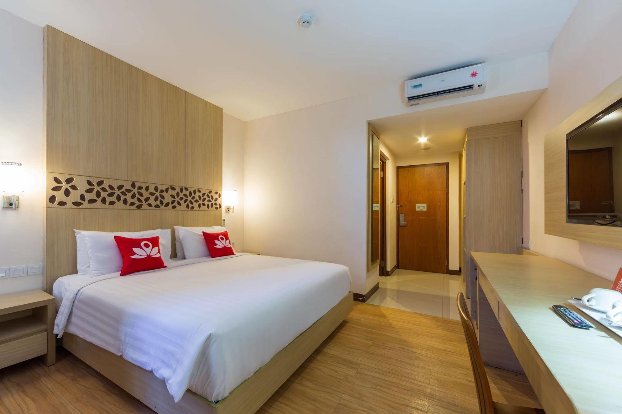 Zen Rooms Kuta Tuban Suites Exterior photo